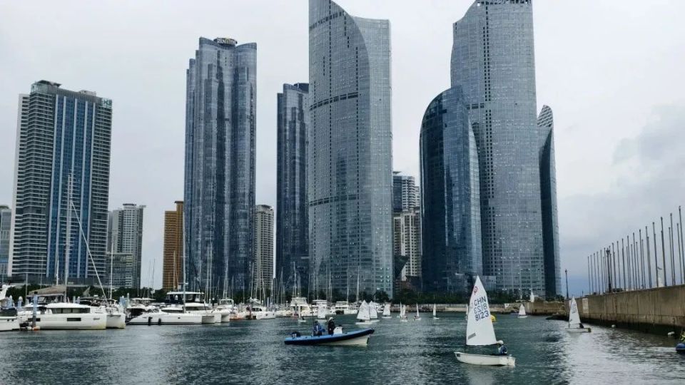 当日, 胡玉坤, 与跨国友谊